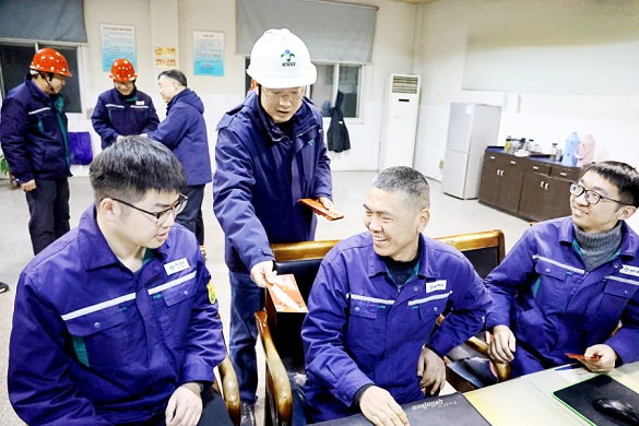 集團領導除夕夜深入一線看望慰問員工